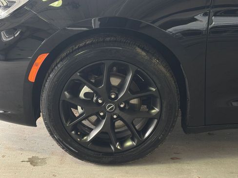 Used 2025 Chrysler Pacifica Limited image 39