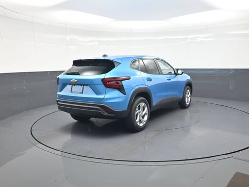 New 2026 Chevrolet Trax LS w/ LS Convenience Package FWD image 3