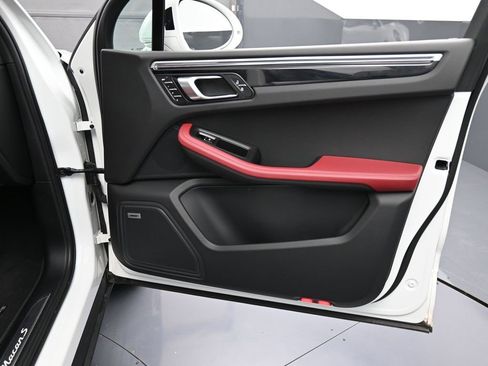 Certified 2022 Porsche Macan S image 29