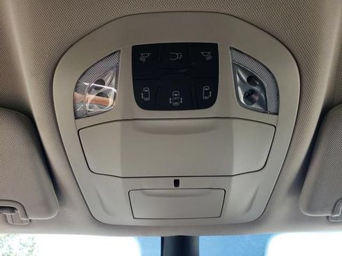 Used 2024 Chrysler Pacifica Touring-L FWD image 24