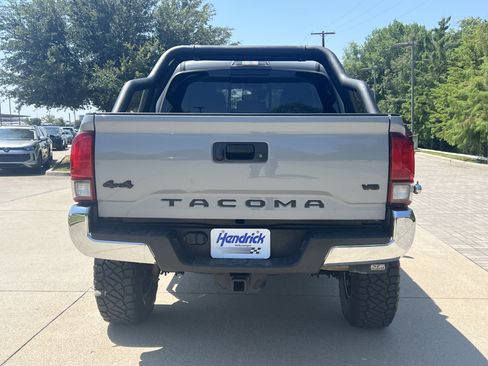 Used 2019 Toyota Tacoma SR5 AWD/4WD image 8