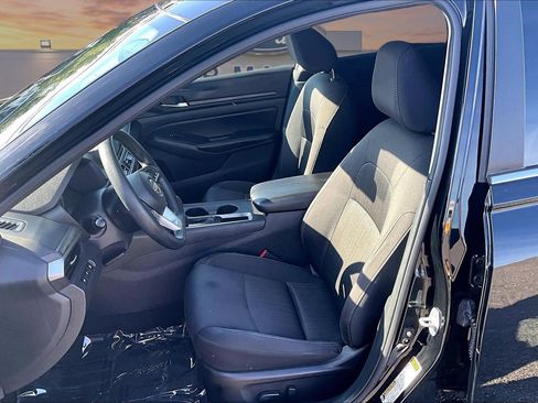 Used 2025 Nissan Altima 2.5 SV FWD image 25