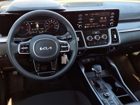 Used 2023 Kia Sorento LX image 13