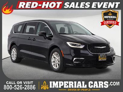 Used 2026 Chrysler Pacifica Select