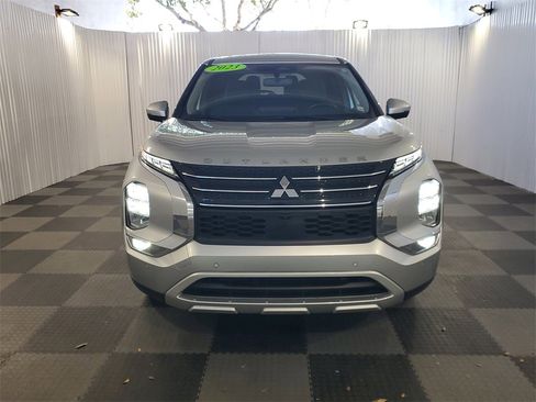 Used 2023 Mitsubishi Outlander SE image 2