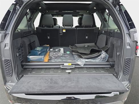 New 2025 Land Rover Discovery Dynamic SE image 13