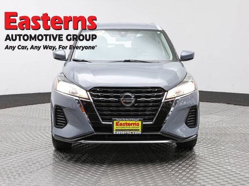 Used 2021 Nissan Kicks SV FWD image 2