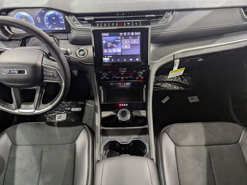 New 2024 Jeep Grand Cherokee Altitude image 28