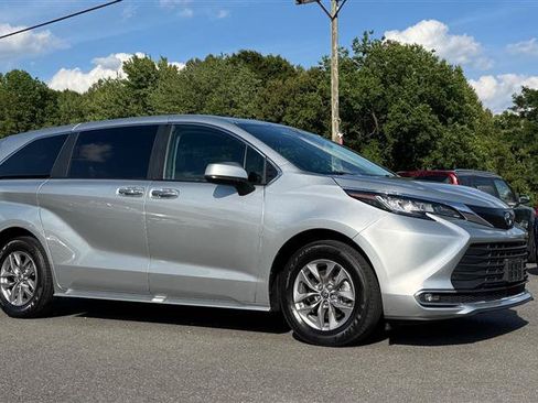 Used 2023 Toyota Sienna XLE AWD/4WD image 7