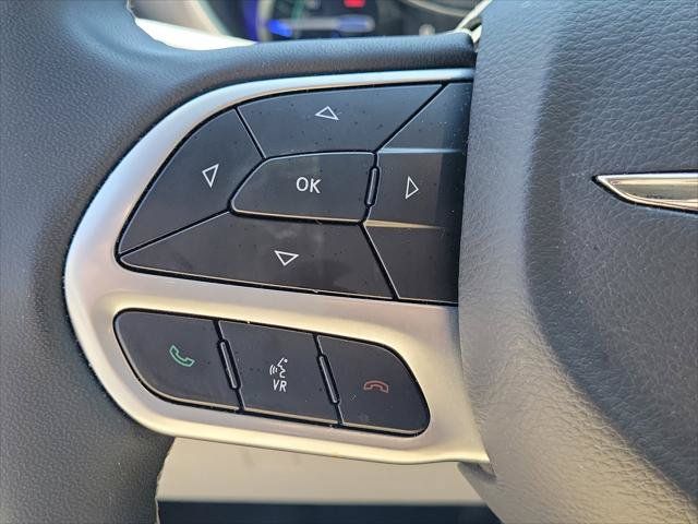 Used 2023 Chrysler Pacifica Touring-L FWD image 23