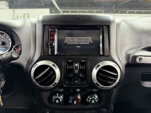 Used 2017 Jeep Wrangler Unlimited Rubicon w/ Connectivity Group image 15