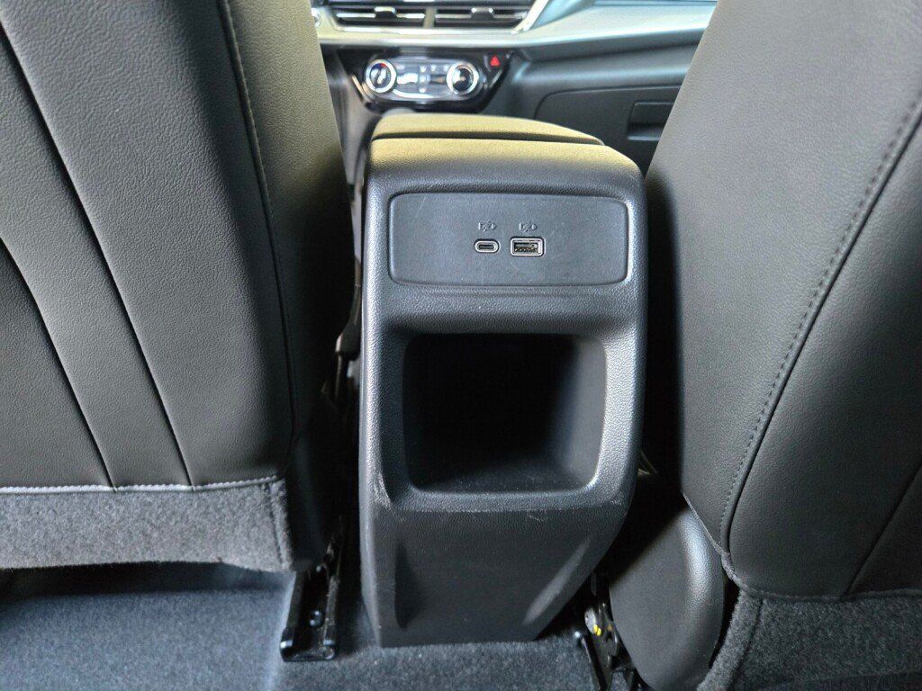 Used 2025 Chevrolet Trax LT FWD image 16