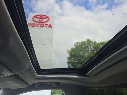Used 2023 Toyota Highlander XLE AWD/4WD image 35