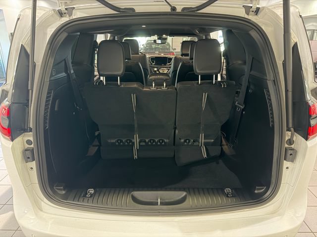 Used 2026 Chrysler Pacifica Select FWD image 10