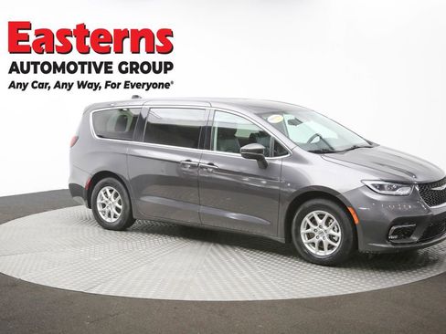 Used 2023 Chrysler Pacifica Touring-L FWD image 47