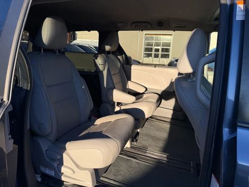 Used 2017 Toyota Sienna XLE Premium image 32