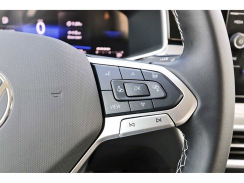 Used 2025 Volkswagen Taos SE image 16