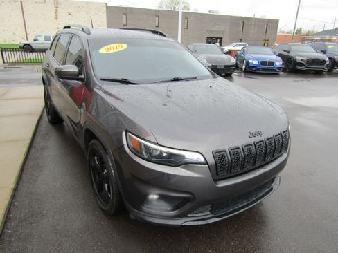Used 2019 Jeep Cherokee Latitude Plus image 6