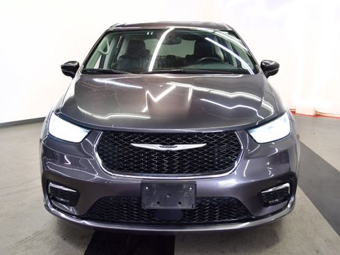 Used 2023 Chrysler Pacifica Touring-L image 3