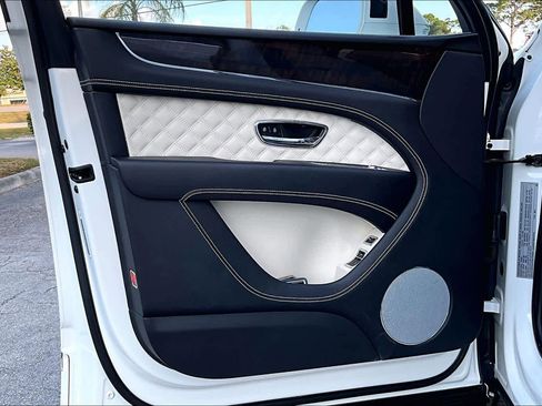 Used 2021 Bentley Bentayga image 24