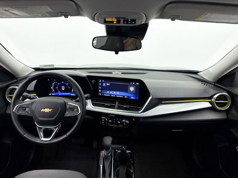 Used 2025 Chevrolet Trax LT w/ LT Convenience Package FWD image 18