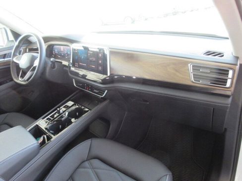 Used 2025 Volkswagen Atlas SE image 38