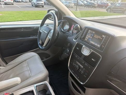 Used 2013 Chrysler Town & Country Touring-L w/ Driver Convenience Group FWD image 14