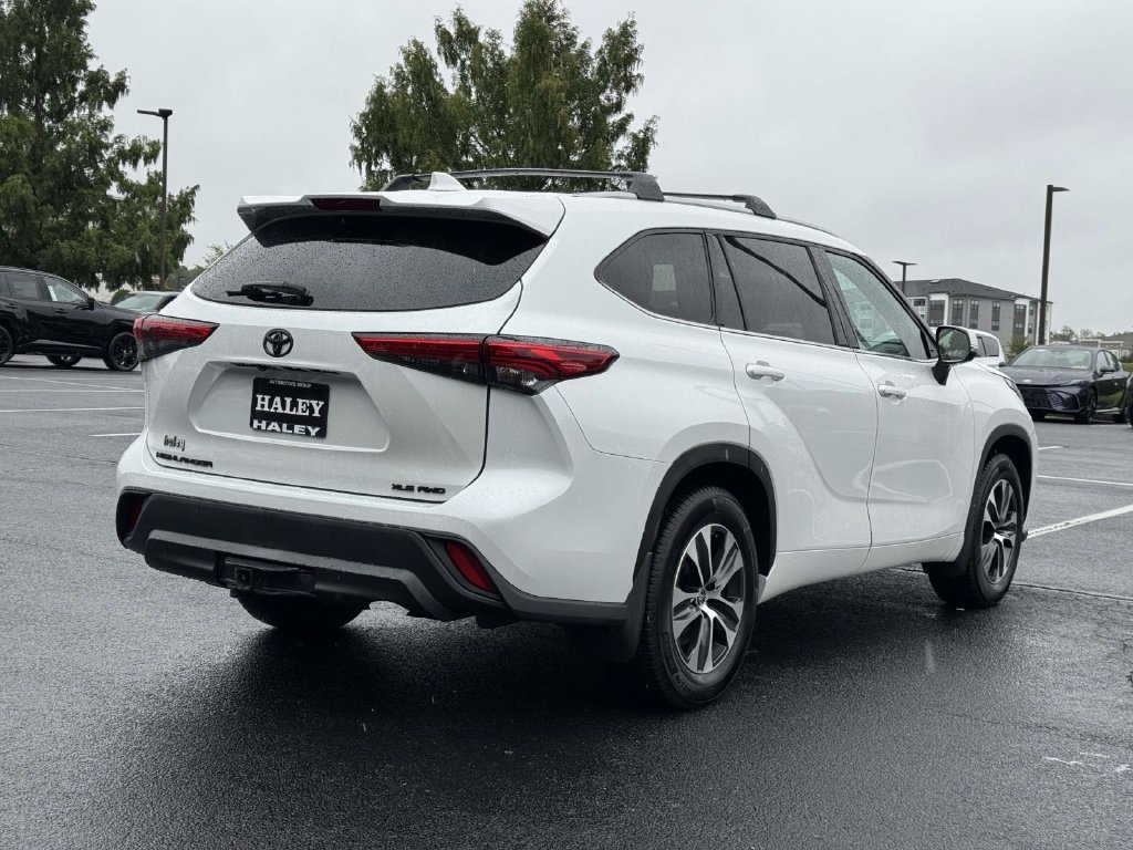 Used 2022 Toyota Highlander XLE AWD/4WD image 22