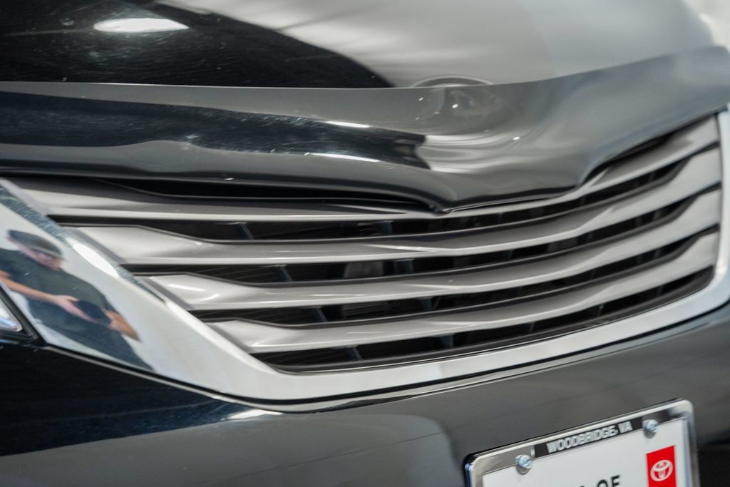 Used 2017 Toyota Sienna XLE w/ XLE Navigation Package FWD image 9