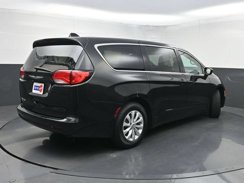 Used 2017 Chrysler Pacifica Touring w/ Tire & Wheel Group FWD image 21