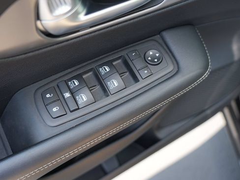Used 2025 Chrysler Pacifica Select FWD image 16