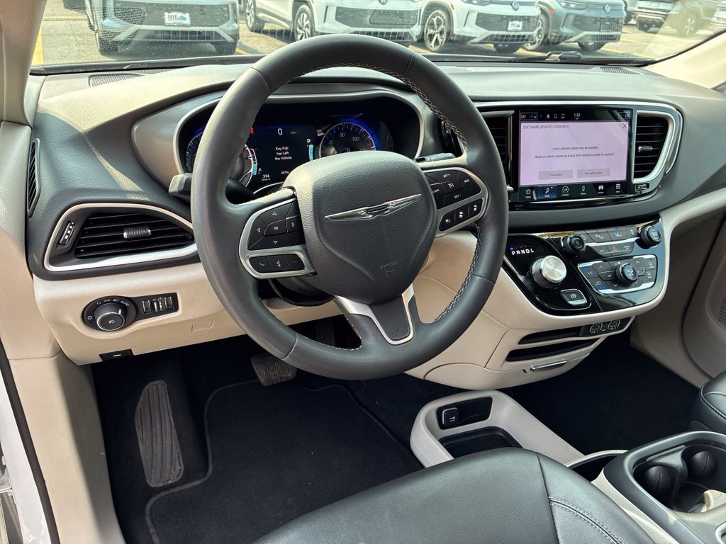Used 2024 Chrysler Pacifica Touring-L FWD image 15