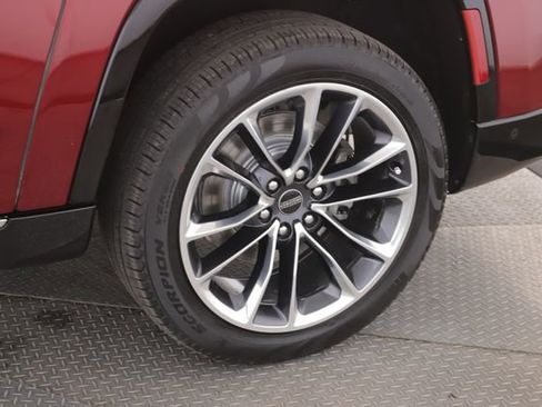 Used 2025 Jeep Wagoneer L Series III w/ Premium Group I image 14