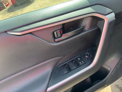 Used 2021 Toyota RAV4 LE image 11