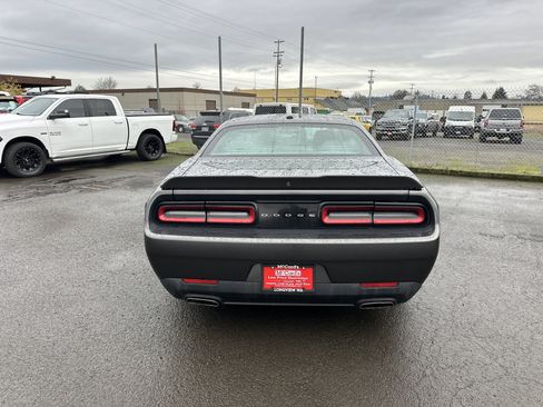 Used 2019 Dodge Challenger SXT image 4
