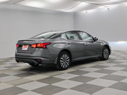 Used 2023 Nissan Altima 2.5 SV w/ SV Premium Package AWD/4WD image 11