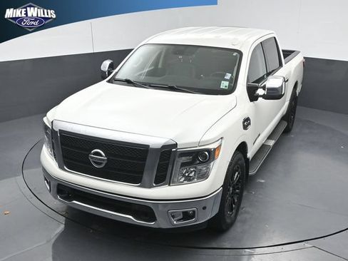 Used 2017 Nissan Titan SL w/ SL Towing Convenience Package RWD image 11