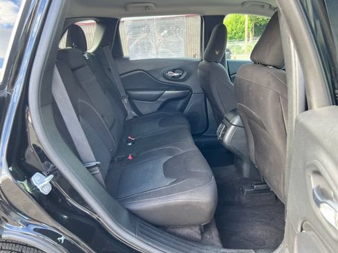 Used 2019 Jeep Cherokee Latitude w/ Popular Appearance Group FWD image 10