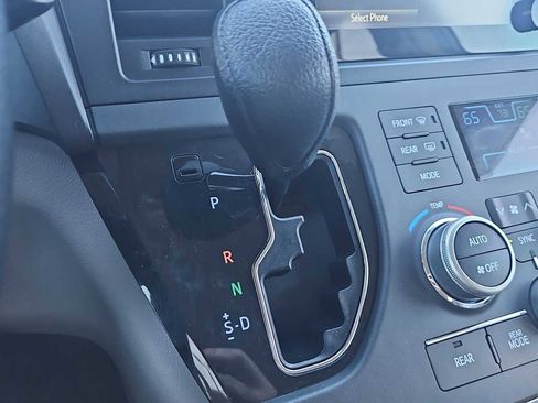 Used 2017 Toyota Sienna LE image 21
