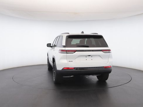 New 2025 Jeep Grand Cherokee Altitude image 23