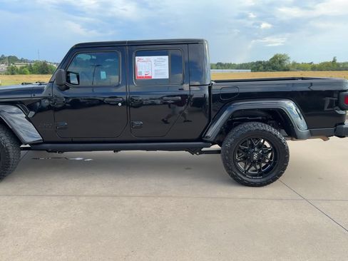 Used 2025 Jeep Gladiator Sport AWD/4WD image 6