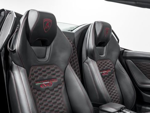 Used 2022 Lamborghini Huracan EVO RWD image 33