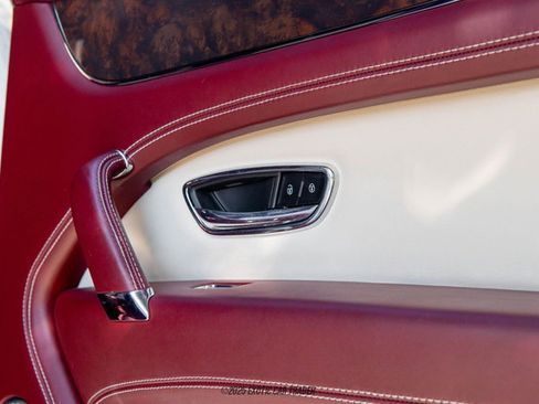 Used 2019 Bentley Bentayga image 39