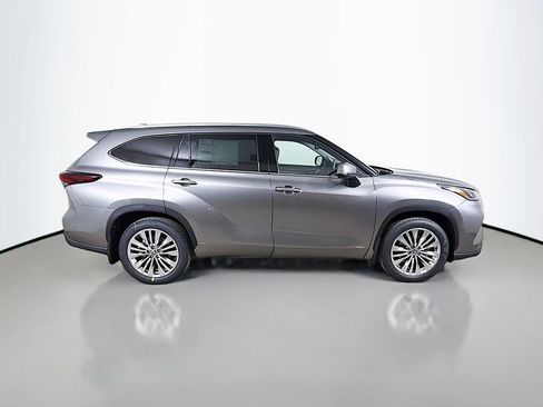 New 2026 Toyota Highlander Platinum image 4