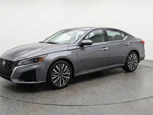 Used 2025 Nissan Altima 2.5 SV FWD image 3