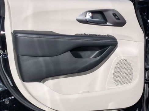 Used 2024 Chrysler Pacifica Touring-L image 13