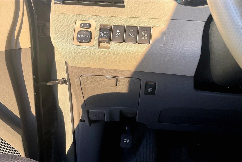 Used 2013 Toyota Sienna XLE FWD image 37