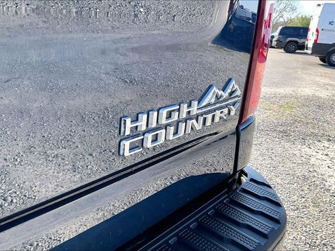 Used 2022 Chevrolet Silverado 2500 High Country w/ Technology Package image 11