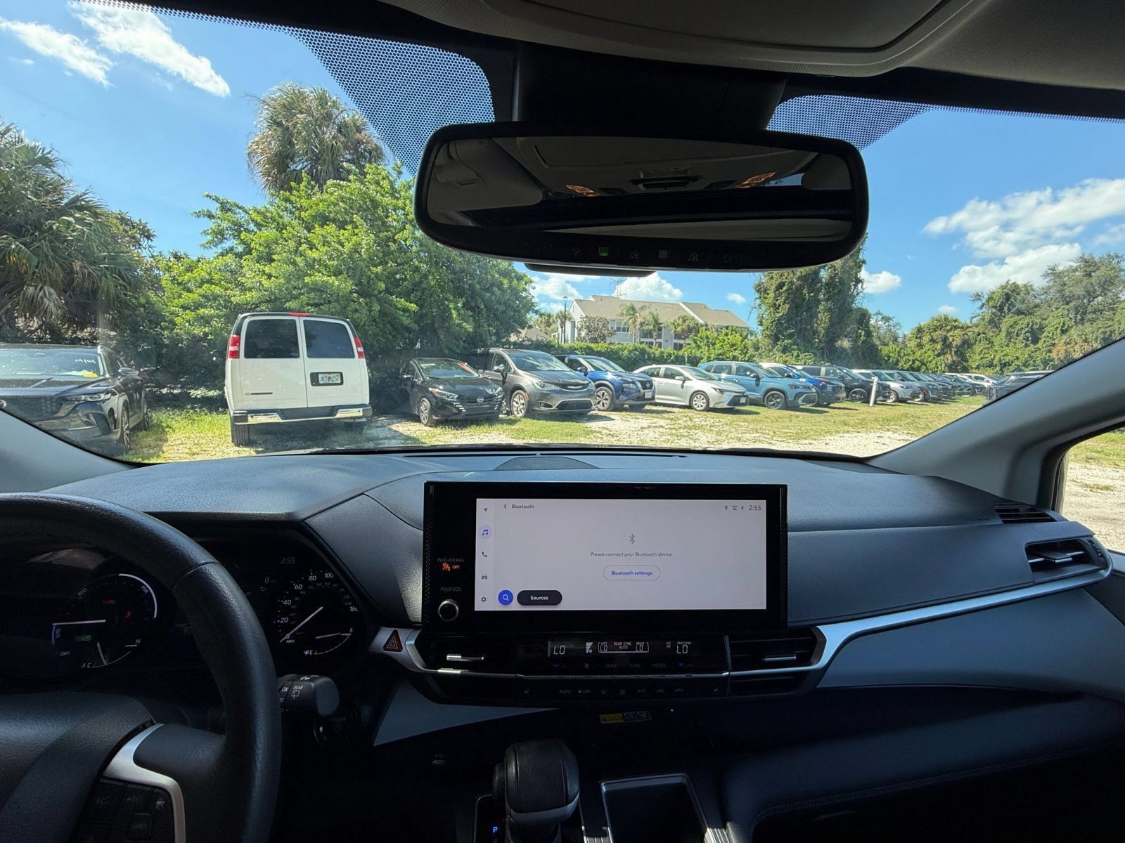 Used 2025 Toyota Sienna XLE FWD image 35