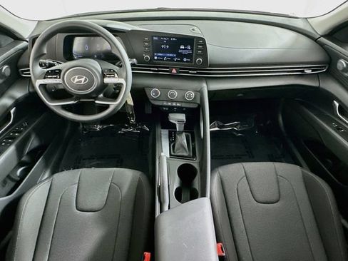 Used 2025 Hyundai Elantra SE FWD image 13